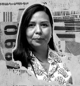 YOYOPRESS's tweet photo. 🔴 ALERTA | LA JOYITA QUE POSTULA EL RÉGIMEN A LA SALA PENAL DEL TSJ: LA VERDUGA DE PRESOS POLÍTICOS

Se llama HENNIT CAROLINA LÓPEZ MESA.

Jueza de terrorismo. La misma que el régimen de Delcy Rodríguez usó para fabricar condenas SIN PRUEBAS contra presos políticos.

- CASO DRONES (atentado de 2018): el 4 de agosto de 2022 sentenció a 17 civiles a penas de entre 5 y 30 AÑOS. La pena máxima —30 años— para 12 de ellos. Y 8 años para el diputado JUAN REQUESENS: la primera vez que se condena a un diputado en ejercicio SIN antejuicio de mérito.

- OPERACIÓN GEDEÓN: el 22 de mayo de 2024 condenó a 29 personas a entre 21 y 30 años. 20 de ellas con la PENA MÁXIMA.

¿Cómo lo hizo?

Según documentó la periodista Sebastiana Barráez en Infobae, el tribunal del caso drones usó EXPERTOS FALSOS, discriminó y no respetó el juicio público.

Escuchó en plena audiencia los testimonios de presos políticos que narraron TORTURAS. Y aun así firmó las sentencias.

🚨 Hoy esa misma jueza aparece postulada a la SALA PENAL del Tribunal Supremo de Justicia, según denunció el exfiscal ZAIR MUNDARAY.

La Asamblea Nacional del régimen abrió el lapso de impugnaciones: del 19 de junio al 3 de julio de 2026.

El premio por años de condenas a inocentes: un puesto en el máximo tribunal.
