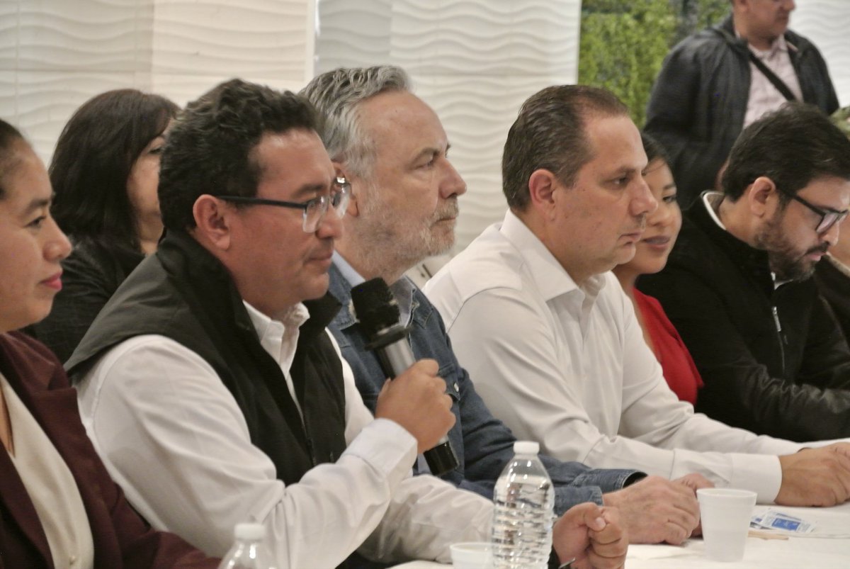 acarvajalh's tweet photo. 🔴Con más de 2 mil participantes, la Convención Poblana reunió a sectores sociales, jóvenes, trabajadores, empresarios, académicos, productores y organizaciones ciudadanas para dialogar sobre los retos y el futuro de #Puebla.

👉🏻Escuchar, sumar y construir acuerdos es fundamental para transformar las necesidades de la gente en soluciones reales.
@aramirezcuellar  @A_MontielR