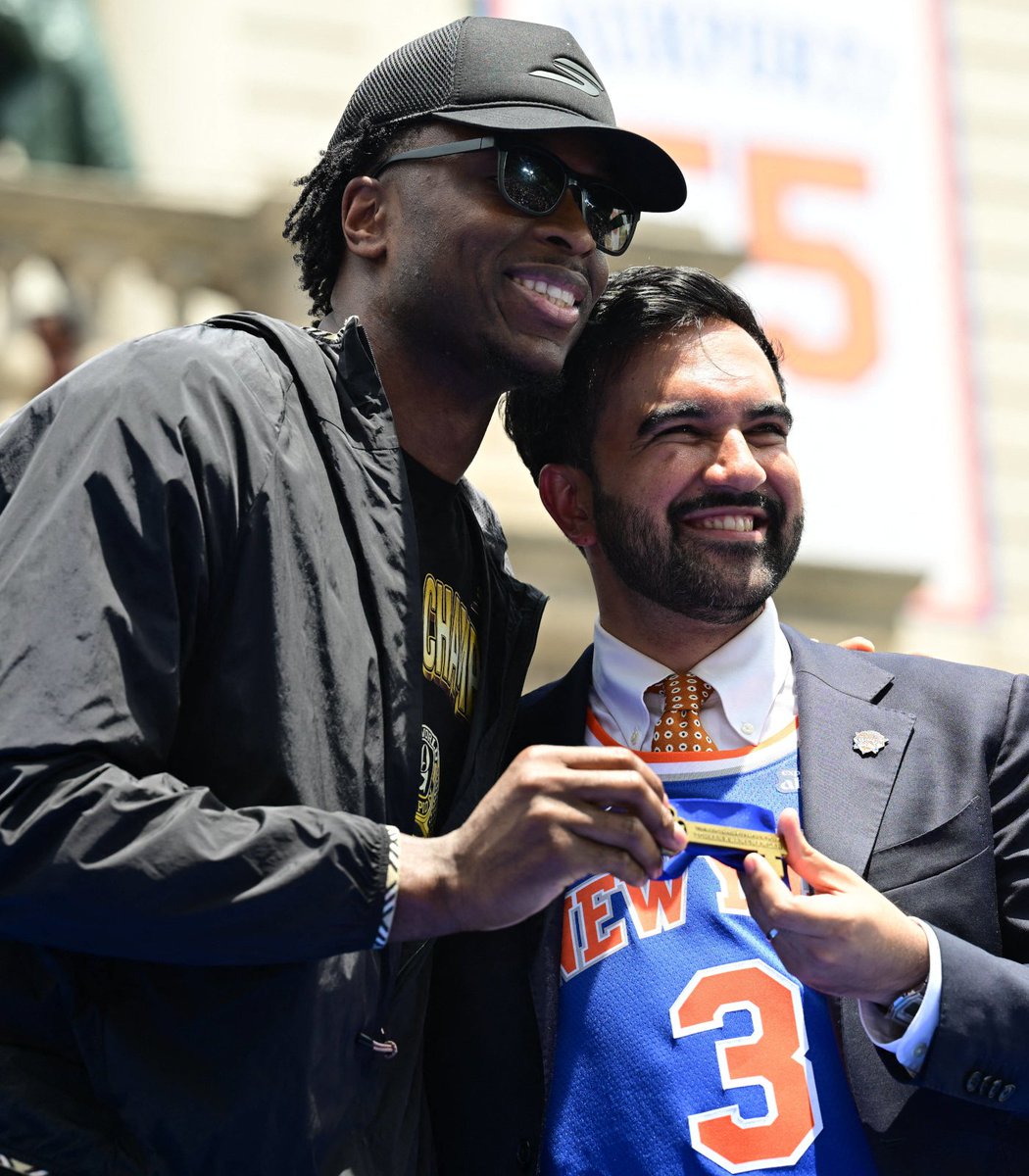 pubity's tweet photo. New York Knicks star OG Anunoby spends his free time helping stray cats find new homes.

He used his NBA fame to promote a "Starting 5" roster of his favorite cats that desperately need new homes to help them get adopted. https://t.co/zjx2cfXoJd