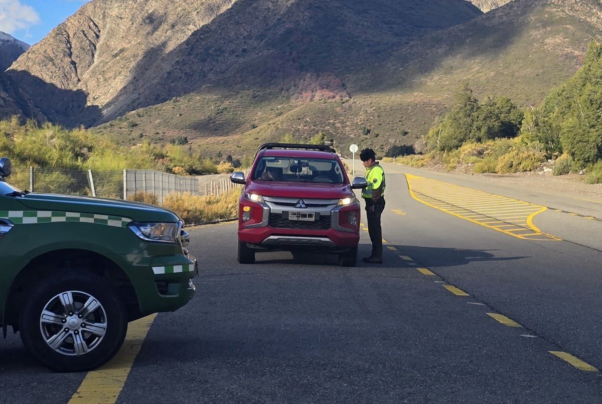 Carab_Maule's tweet photo. ð Carabineros de #SanClemente reforzó los controles preventivos en #LaMina, #PasoNevado, #Queri, #LasLomas.
âïž Ante el inicio de las vacaciones de invierno y la alta afluencia vehicular, se intensificaron las fiscalizaciones para promover una conducción segura âïž https://t.co/rncqGapsEU