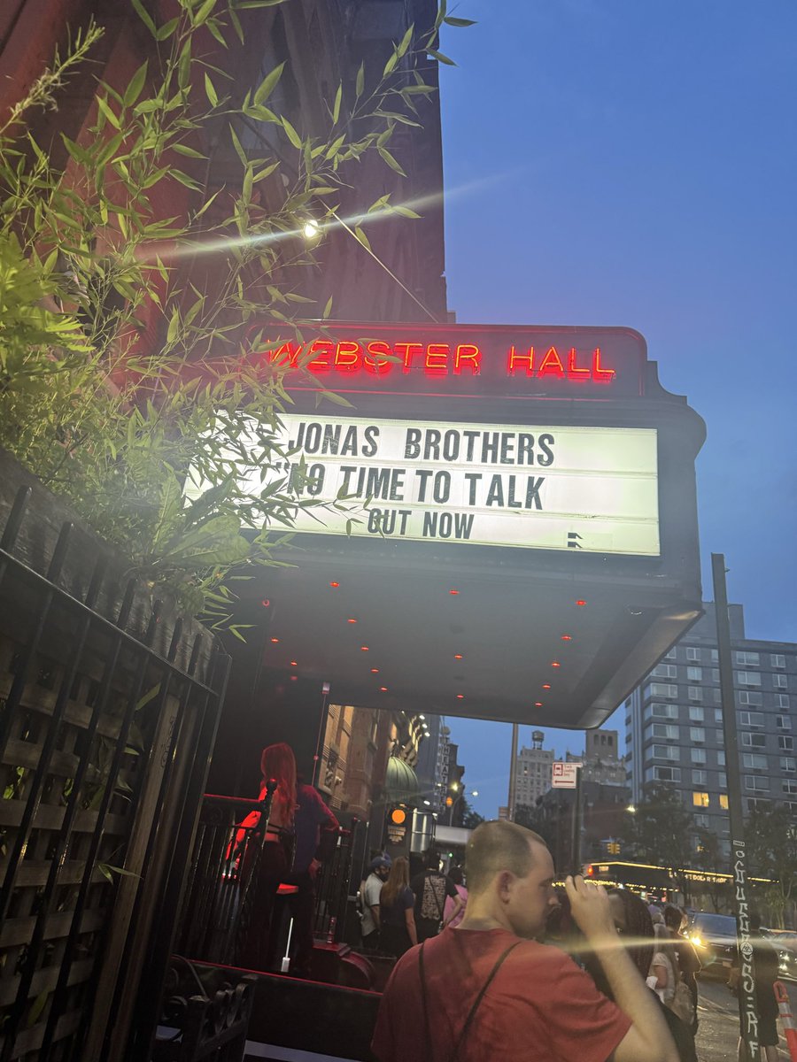 millennialjonas's tweet photo. ONE YEAR AGO was #greetingfromrehearsal
Such a special night 🤩 💕 https://t.co/rhKLNGkYXb
