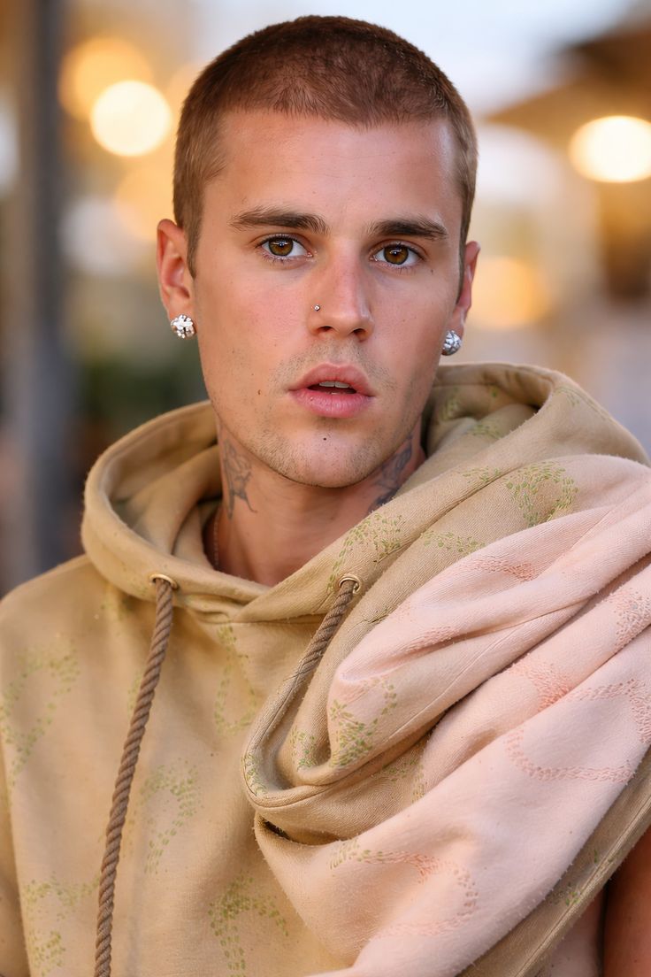 evilstea's tweet photo. Bearded Justin  or  clean-shaven Justin? https://t.co/0pl5pZy5fE