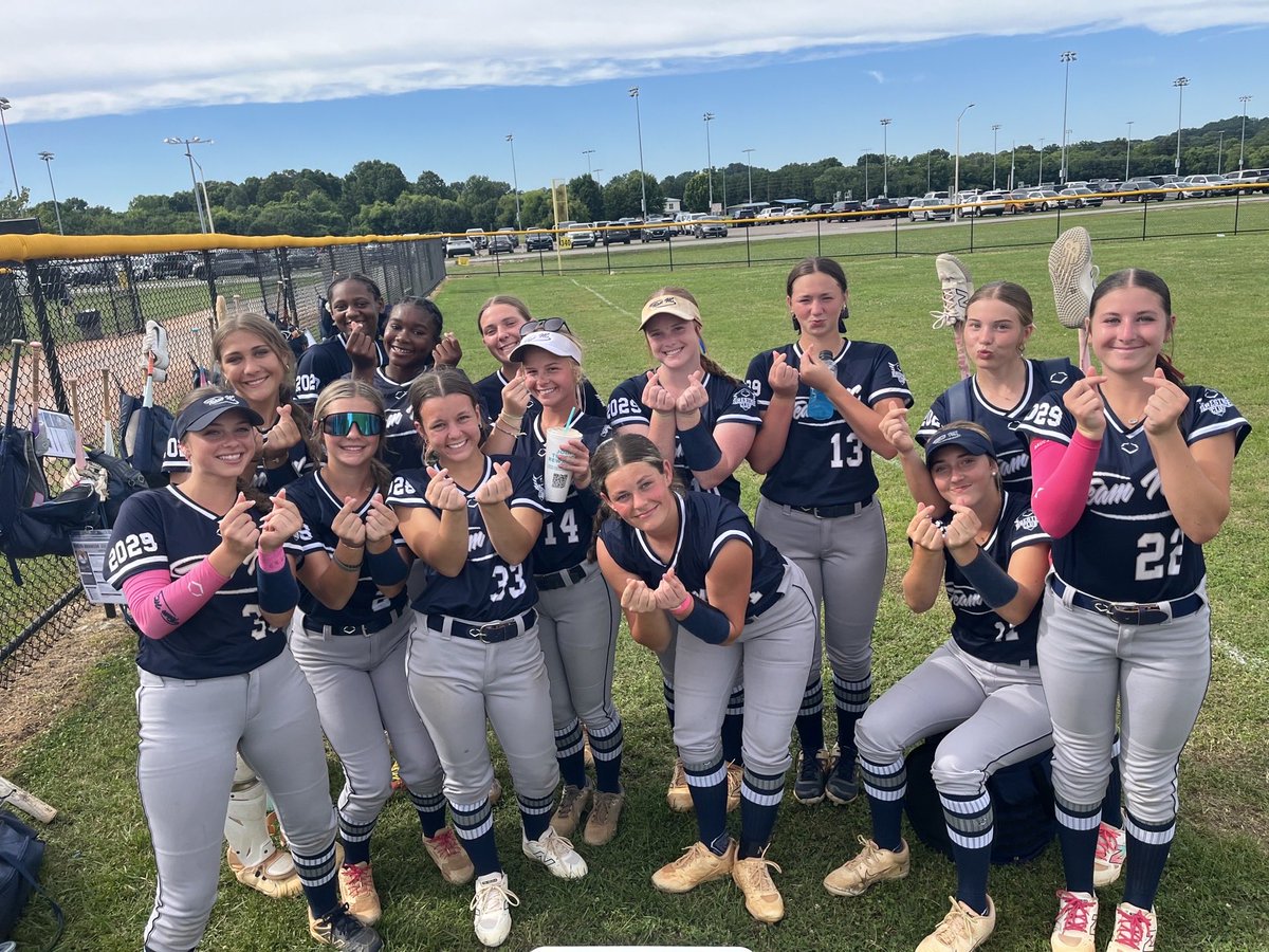 TNCYatesBenton's tweet photo. Advancing in Chattanooga! 🥎
🔹 @BrynleeYates11 (2030) picked up the win in the circle
🔹 @JRobinson2029 (2029): 2-2, HR, 3 RBI
🔹 @KinsleeAdamson (2029): 2 hits, HR
🔹 @Sadiebowers22 (2029): 2 hits
🔹 @alymills2028 (2028): 2 SB

Complete team effort @TeamNCSoftball https://t.co/2Kc0nKTzQg