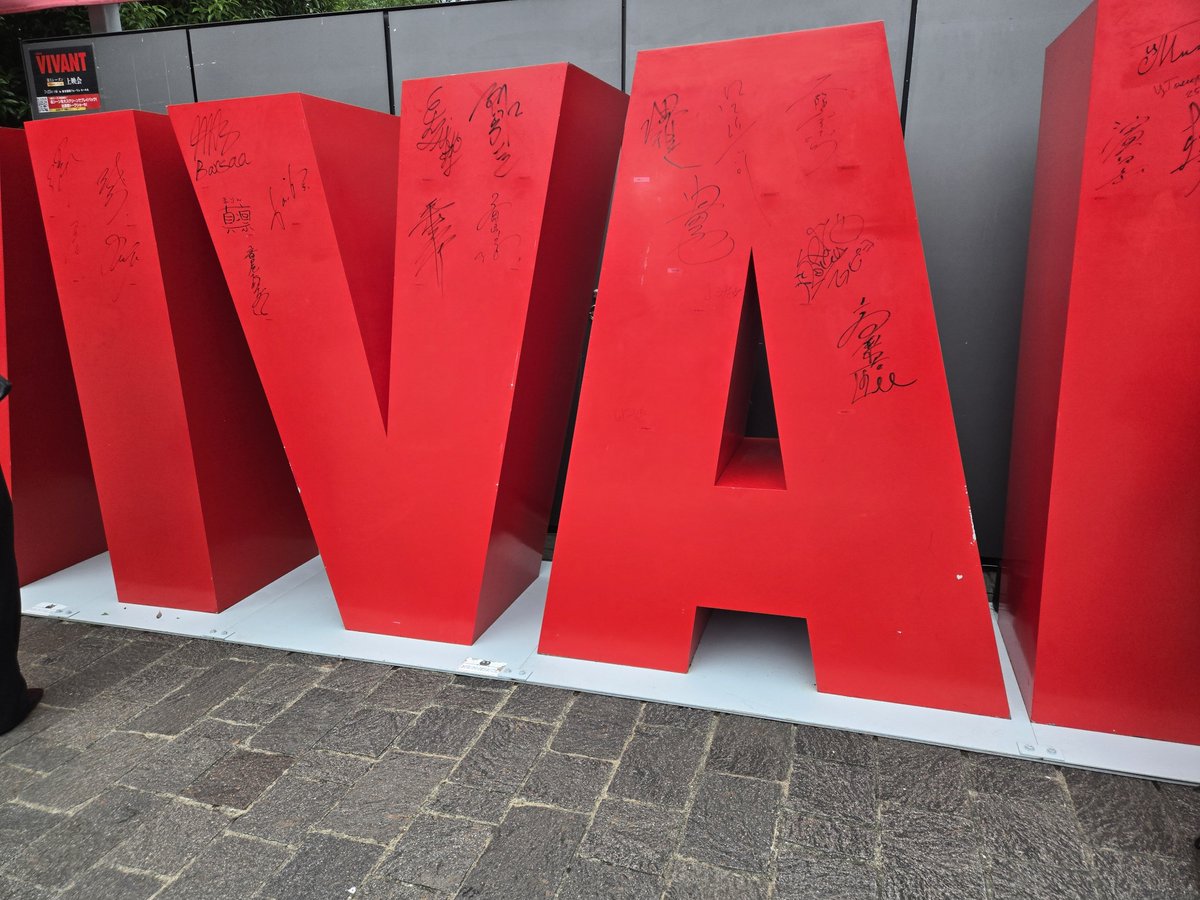 kimomoclo's tweet photo. 歩いてたらVIVANT出演者のサインがあったのふ（ドラマ楽しみのふ😎） https://t.co/vPVprtk43z