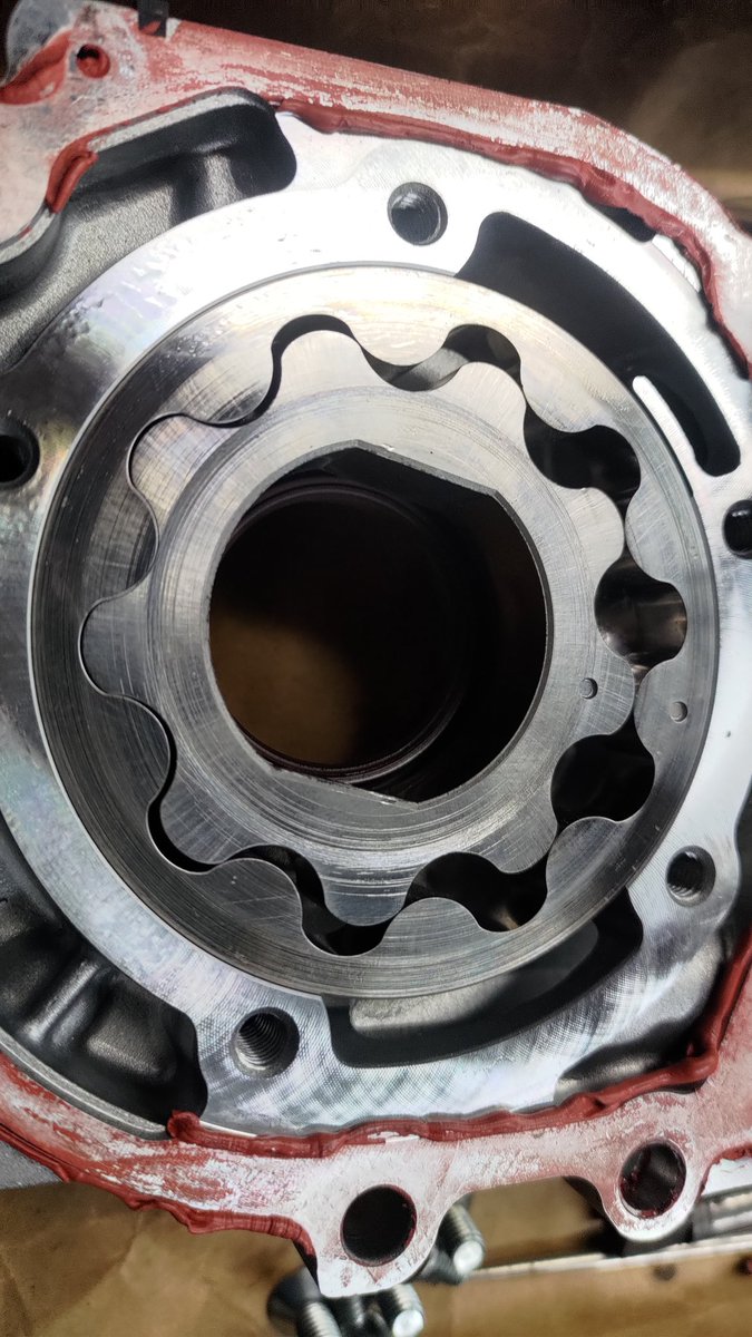 metalworkjunky's tweet photo. 対してコッチは深いキズが入ってて、やめてくれーと言ってますね多分。
GDB AのEJ207のですが、OH後走行1,000キロ未満でメタルが逝ってメタルブローしたエンジンのです。新品オイルポンプでしたが、それがこんな風になります。リリーフバルブもカジって固着。いい教訓でした。さて仕舞おう。 https://t.co/6GrX3tPy2f