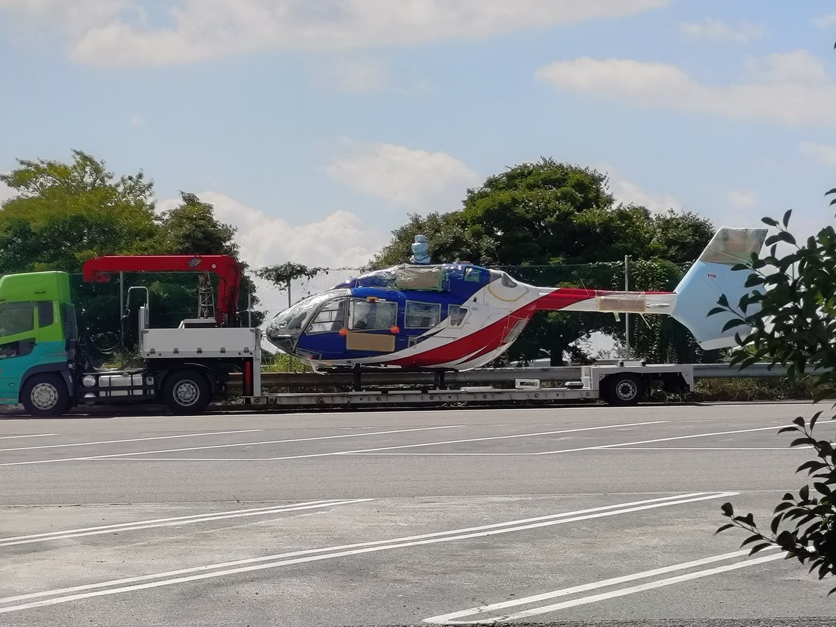 あれ? 大分県防災ヘリ 「とよかぜ」JA314W じゃん。 なんで陸送