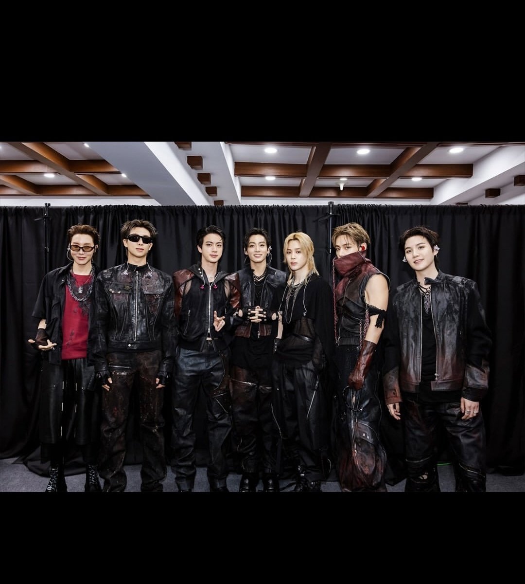 uzayui's tweet photo. Designer ผู้ออกแบบชุดเปิดคอนเสิท (act1) ได้อธิบายว่า ได้ไอเดียมาจาก คีย์เวิร์ด 'Hooligan' กับ 'มอเตอร์ไซค์' 

โดยได้จินตนาการถึงบรรยากาศที่ต้องออกไปแสดงแบบ outdoor ในหน้าร้อน กบาวทะเลทราย 
โดยดีไซน์เนอร์ได้ กลั่นกรองไอเดียในการออกแบบชุด จากคำว่า Hooligan ทะเลทราย' และ 'คนเร่ร่อนบนยางมะตอย' 

การออกแบบชุดของเมมเบอร์แต่ละคน จะมีคอนเซพท์เฉพาะตัวออกไป ดังต่อไปนี้:

Rm : The Standard Bearer (เปรียบได้ดั่งผู้นำ)
JIN : The Oracle (นักพยากรณ์)
Suga : The Bounty Hunter (นักล่าเงินรางวัล)
Jhope : The Scout (นักสอดแนม)
Jimin : The Drifter (คนพเนจร)
V : The Enforcer (มือปราบ)
Jungkook : The Raider (หน่วยจู่โจม)

เริ่ดๆ มีเรื่อง มีราว!!