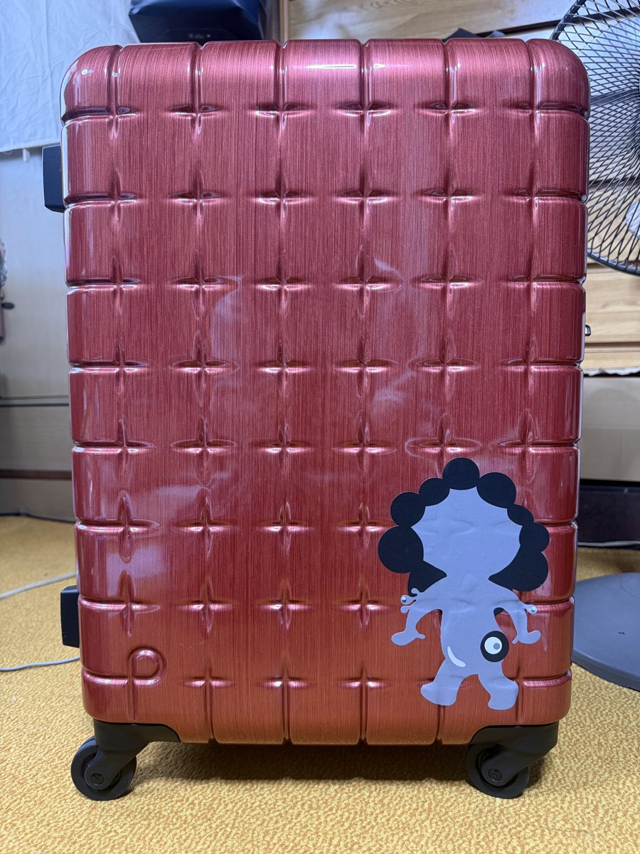 derikostar's tweet photo. 新調したスーツケースに貼ってみた https://t.co/u73MyV9D6X