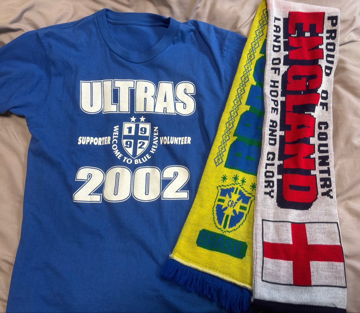 Dmms1996's tweet photo. 93年購入代表ユニ（AWAY）。
12と背中のJAPANの文字、跡形も無い。

02年エコパでのブラジルvsイングランド、
チケット買えずスタジアム外でボランティア手伝い時に頂いた物。

日本、頑張れ⭐︎ https://t.co/j53ObAbGNt