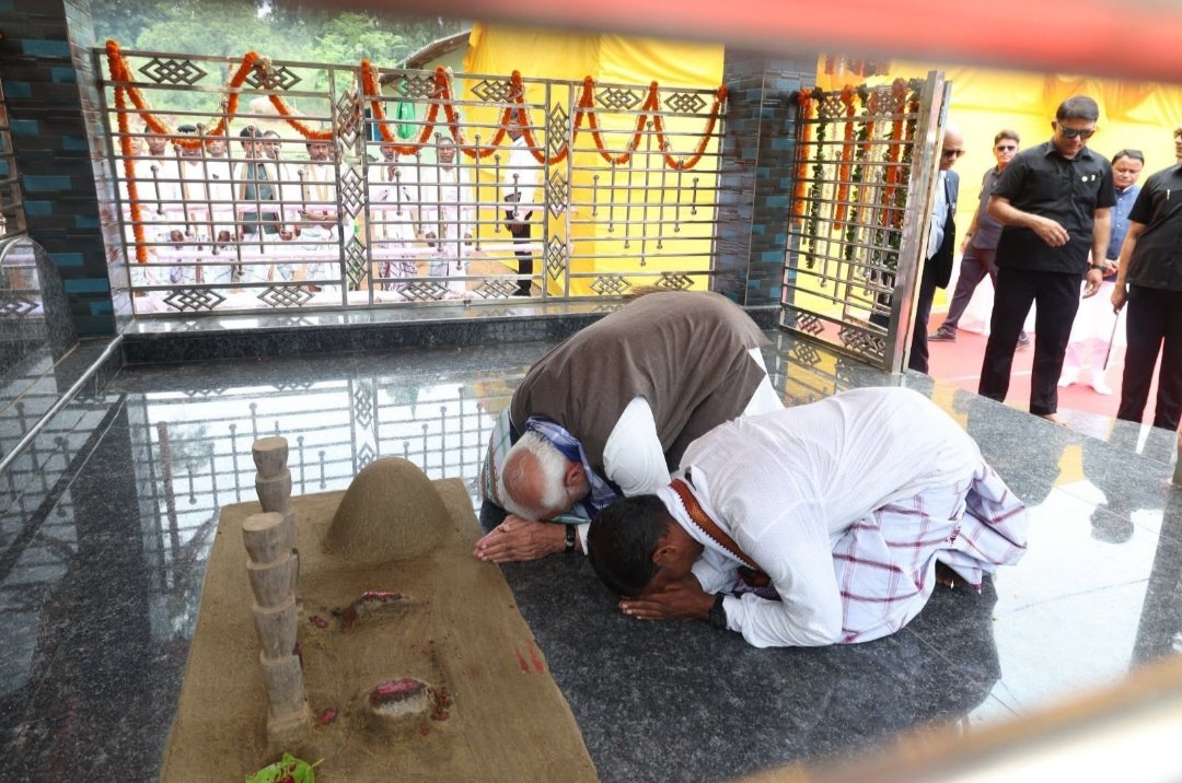 Rahul_kush034's tweet photo. सरना, सना��न एक है 🚩
हिन्दू धर्म और सरना दोन�� प्रकृति पूजक है।

राष्ट्रपति महामहिम द्रोपदी मुर्मू और प्रधानमंत्री मोदी जी प्रकृति पूजा कर यह संदेश दिया है। https://t.co/0bBYeVtvEU