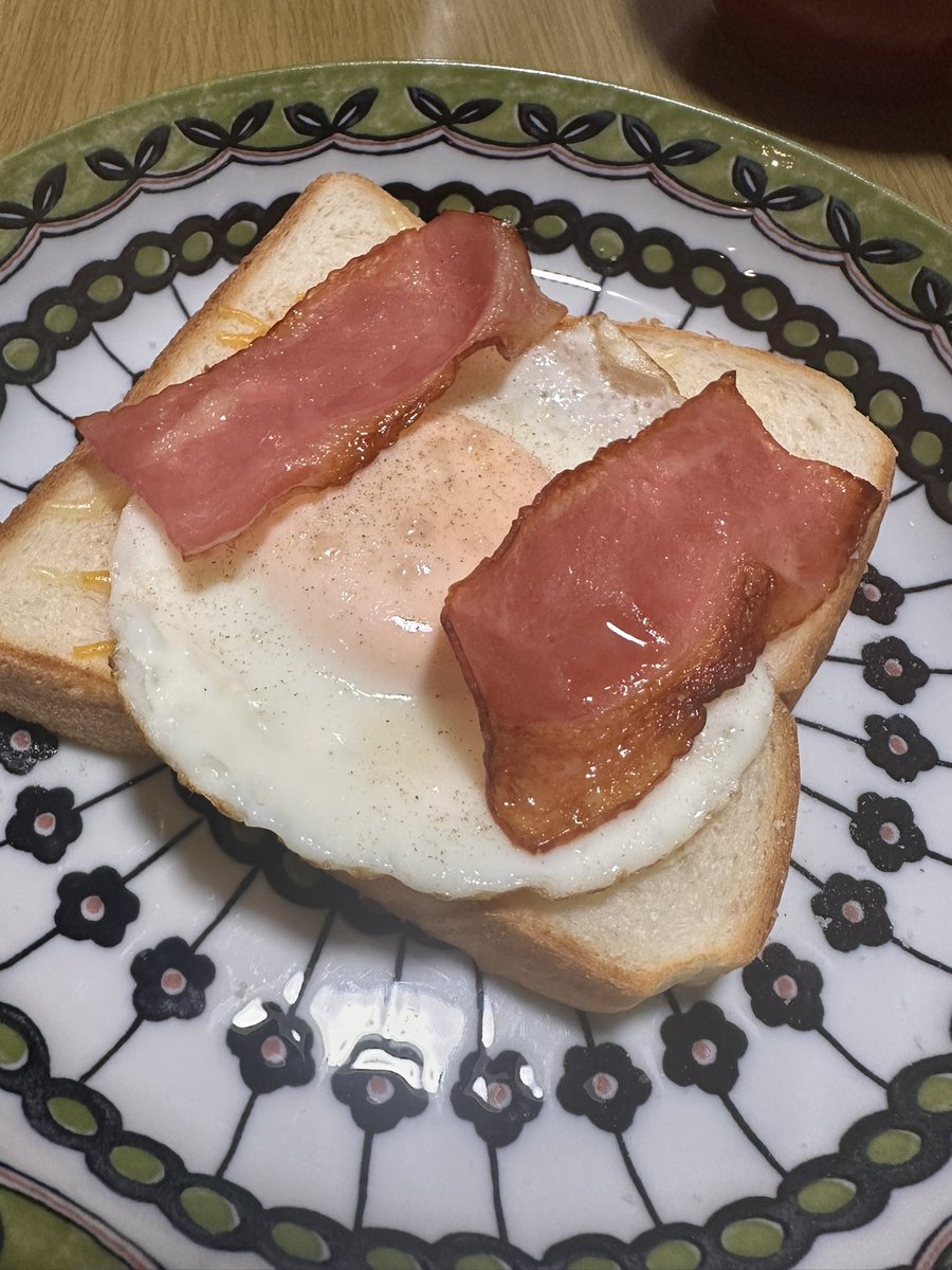 目玉焼き好き ﾑｯｽﾒの好きな目玉焼きパン。最近ﾑｯｽﾒは🥓ベーコン🥓にハマっている。