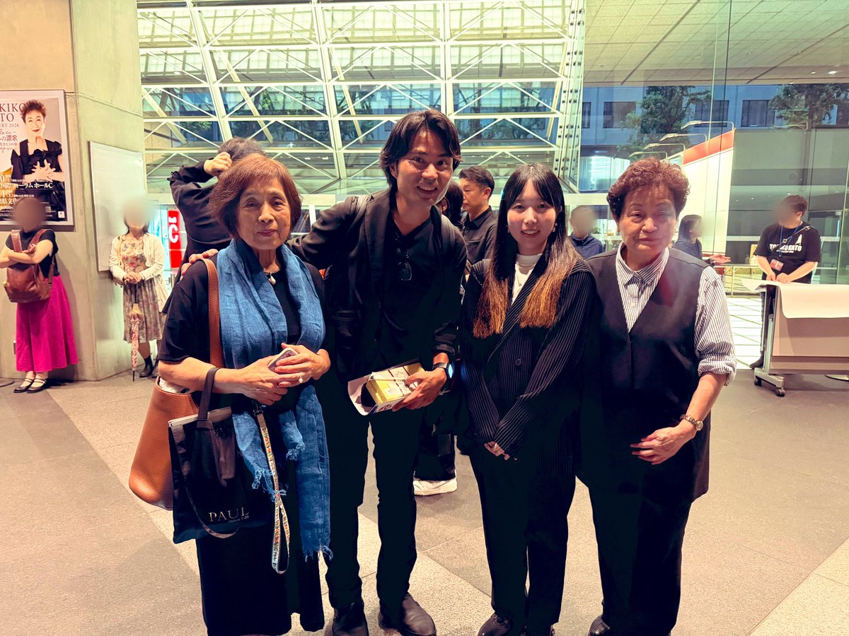 orion_koyamada's tweet photo. 昨日は東京国際フォーラムにて開催された

「加藤登紀子コンサート2026
〜明日への讃歌 ジーナの生きた100年〜」

の運営をお手伝いしてきました！

ショパン工場のメンバー・佐藤菜南と一緒に、子ども招待受付を担当🎫

子どもたちが会場を訪れ、音楽を通して素敵な時間を過ごされていました✨ https://t.co/czB6xu2Bgh
