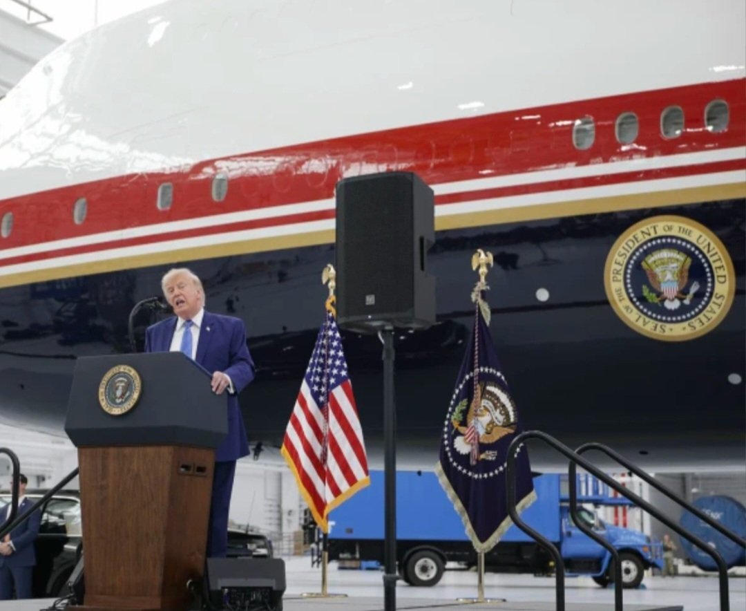 BertoTonello's tweet photo. QATAR was crystal clear to whom the plane was gifted...
US DEFENSE DEPARTMENT.

$1 BILLION Renovation, paid for by the US tax payers.  

THE PLANE DOES ➡️ NOT BELONG to the Pedophile donald trump. https://t.co/VYH6dDYeG6