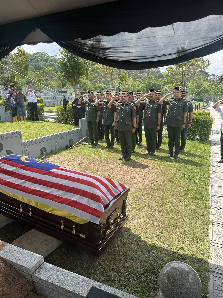 kanjiro1922's tweet photo. My father is a retired army officer. He is Chinese, but look at the respect he received from the army who came to pay respects at his funeral. So don't talk to me about racial issues in Malaysia; we are the most harmonious country. https://t.co/2RQ0I0djLQ