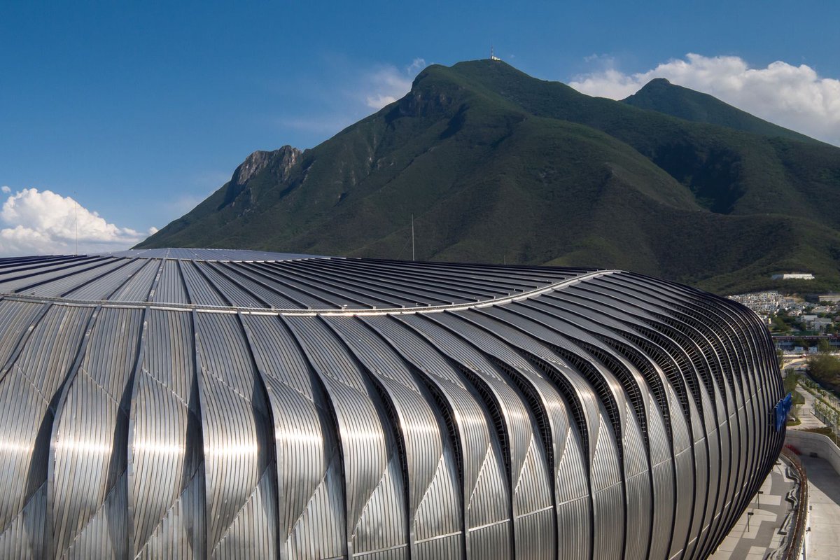 histoporte_'s tweet photo. EL AIRE ACONDICIONADO NATURAL QUE SORPRENDE EN EL ESTADIO MONTERREY  🏟️🇲🇽🌬️

El clima de Monterrey es casi implacable, pero el Estadio BBVA, sede del #Mundial2026, lo enfrentó con una joya de la ingeniería moderna: el llamado efecto Venturi.

La física rinde su fruto: este principio dicta que el viento se acelera al pasar por lugares estrechos. La fachada metálica del recinto no es simple estética. Cuenta con aperturas estratégicas, parecidas a branquias, y un techo asimétrico.

Las corrientes de aire del Cerro de la Silla ingresan al estadio y se comprimen en esas ranuras, incrementando su velocidad de impacto.

El resultado final es una brisa que refresca las tribunas. Una inmensa victoria arquitectónica donde un gran diseño humano vence a la naturaleza.