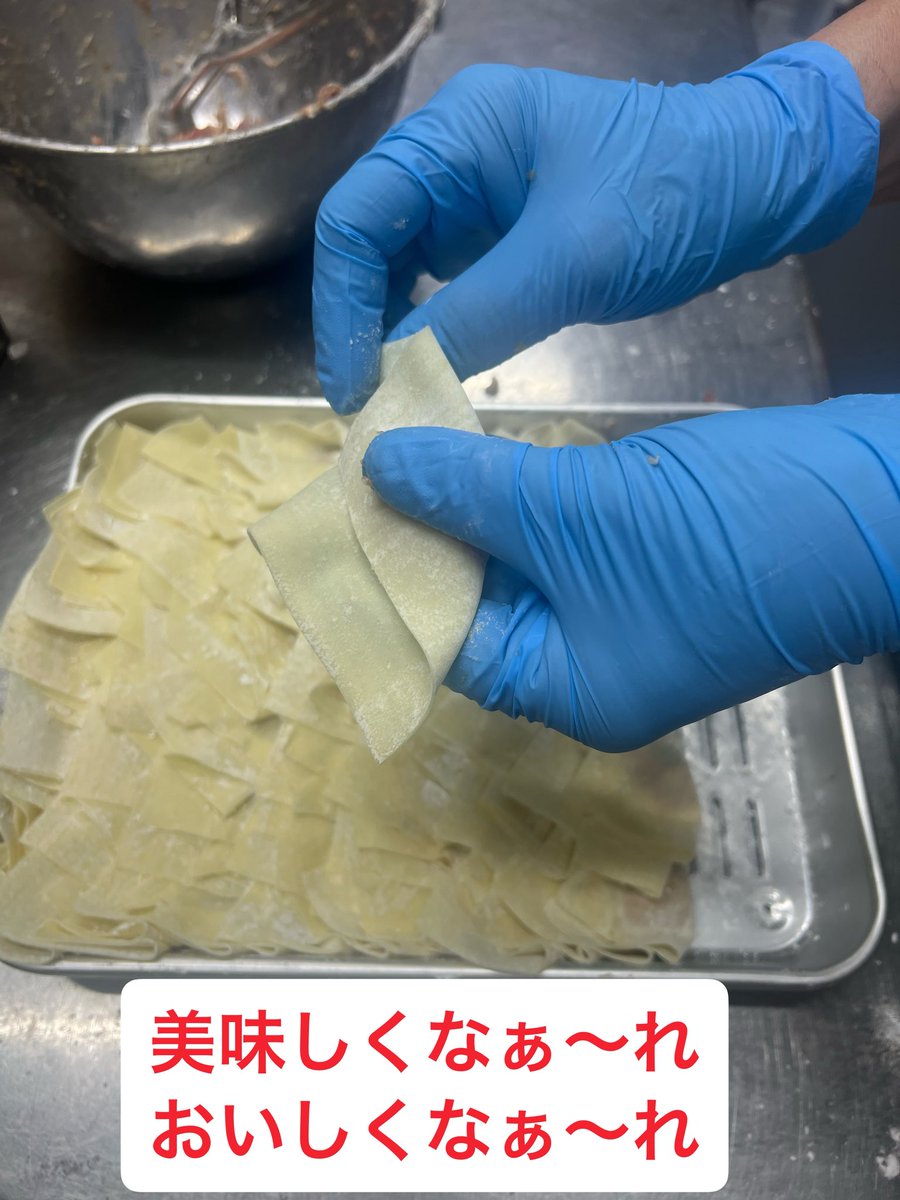 InbesutavV's tweet photo. 毎日沢山の御来店誠に有難う座います！
本日６／２１(日)
昨日は雨の中☔ご来店頂き誠に有難う御座います♪
暑さも熱いラーメンで吹っ飛ばしましょう‼️
営業は11:00-15:00LOです。
本日も最高のラーメンで
お待ちしております🍜
#大阪ラーメン
#堺筋本町ラーメン
#ramen
#大阪新店
#麺やずずずいーと https://t.co/gPFS5CcTik