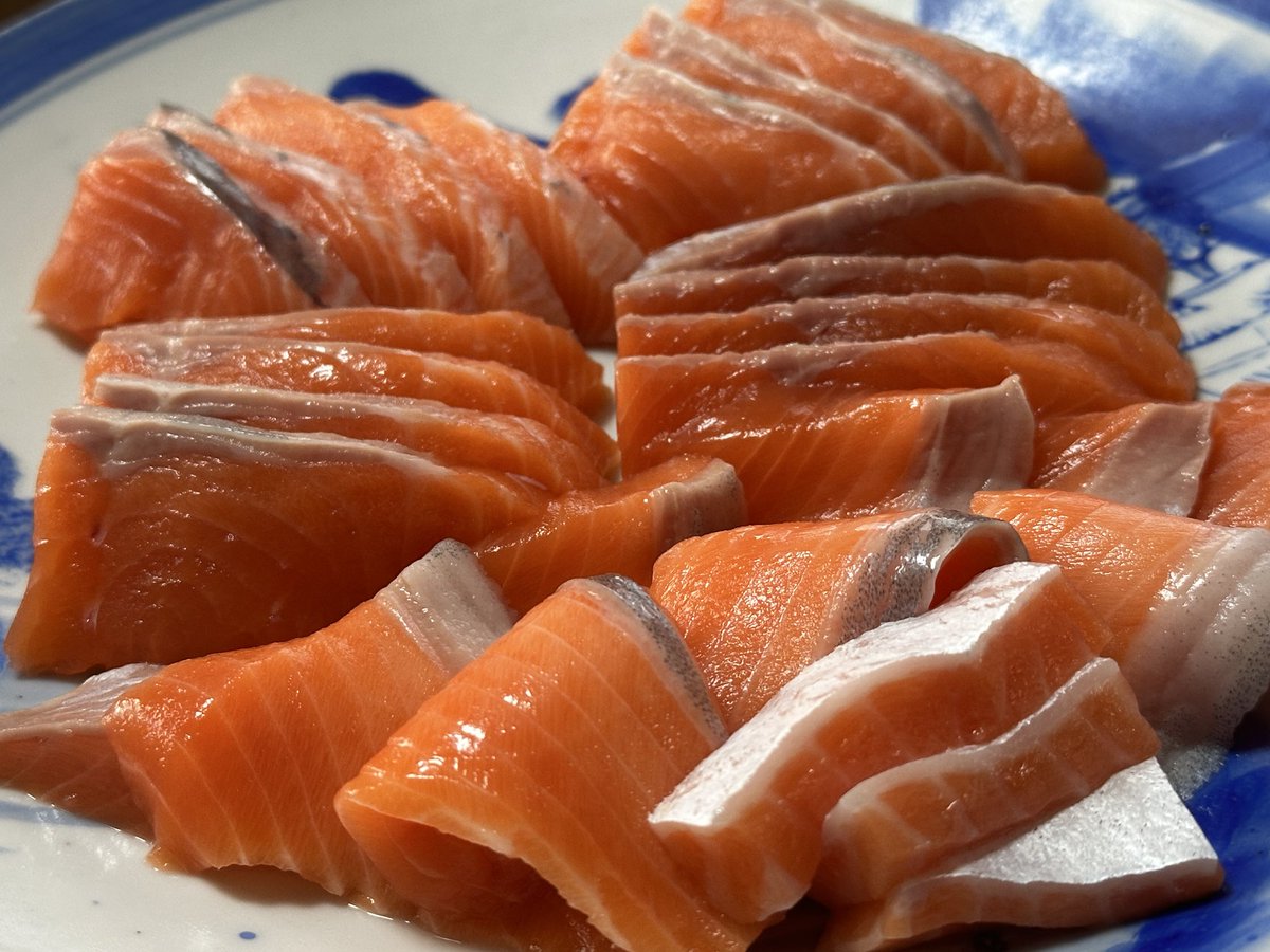 amanogawasou's tweet photo. 今の時期佐渡を訪れたら是非佐渡サーモンを食べてください。
脂が乗っててとても美味しいです。
お土産として持って帰りたい場合は、エーコープなどのスーパーで買うことができます。

#佐渡
#佐渡の夏
#佐渡グルメ https://t.co/trEl0Mml0Y