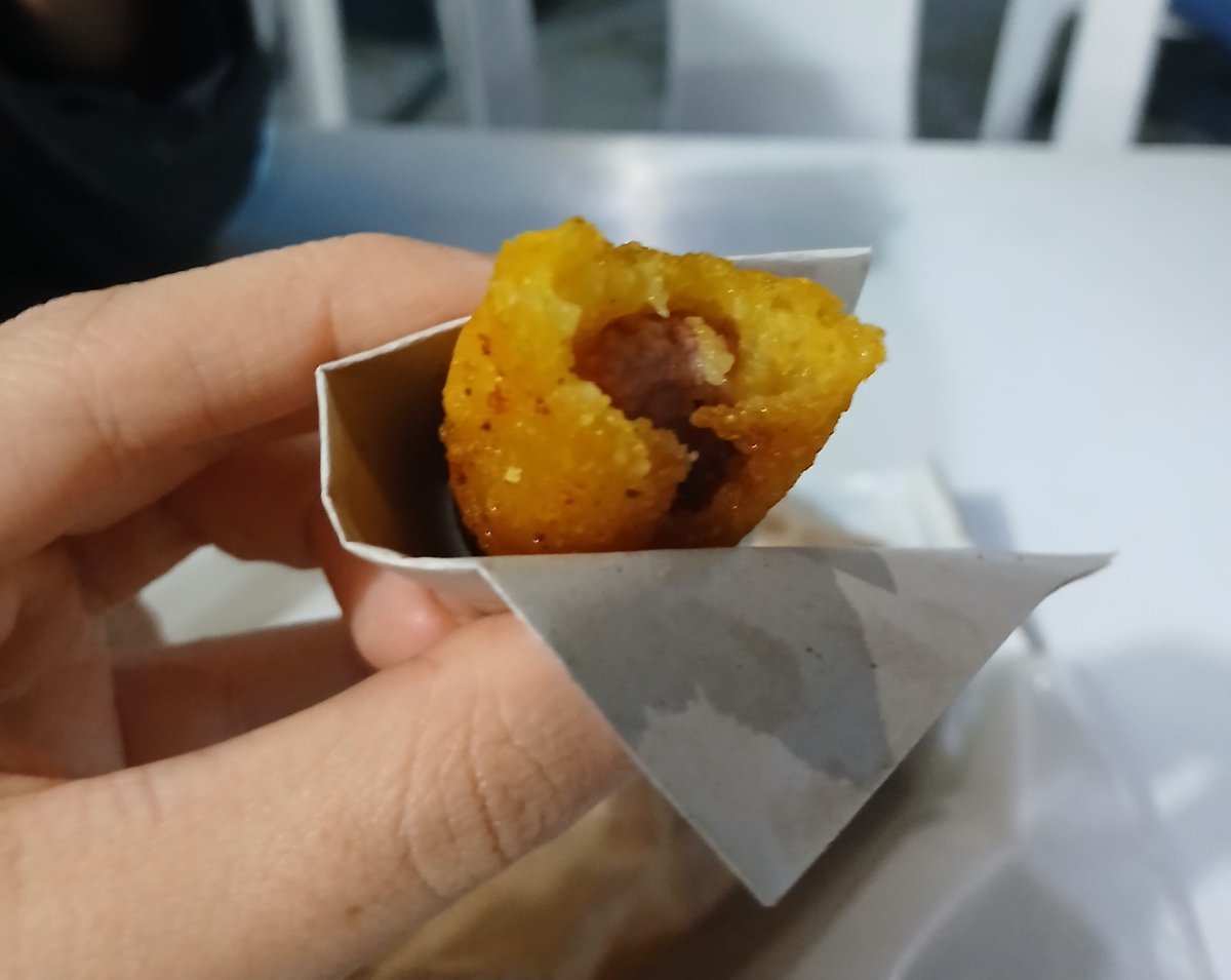Chokasena's tweet photo. o melhor de todos da festa junina: o bolinho caipira https://t.co/hLx9oeNFAS