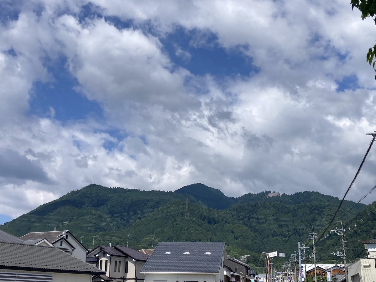 kaze_coffeeshop's tweet photo. おはようございます。
風珈琲店、オープンしました。
比叡山山頂付近は晴れ。
今朝の一杯は、
#Fuji china カップ＆ソーサー
今日もよろしくお願いします。 https://t.co/9MML6QzJ12