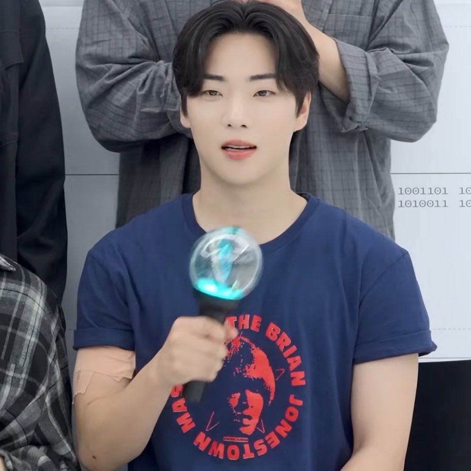Gogoetion's tweet photo. 팔 테이핑한거ㅜ https://t.co/zworyKdDy8
