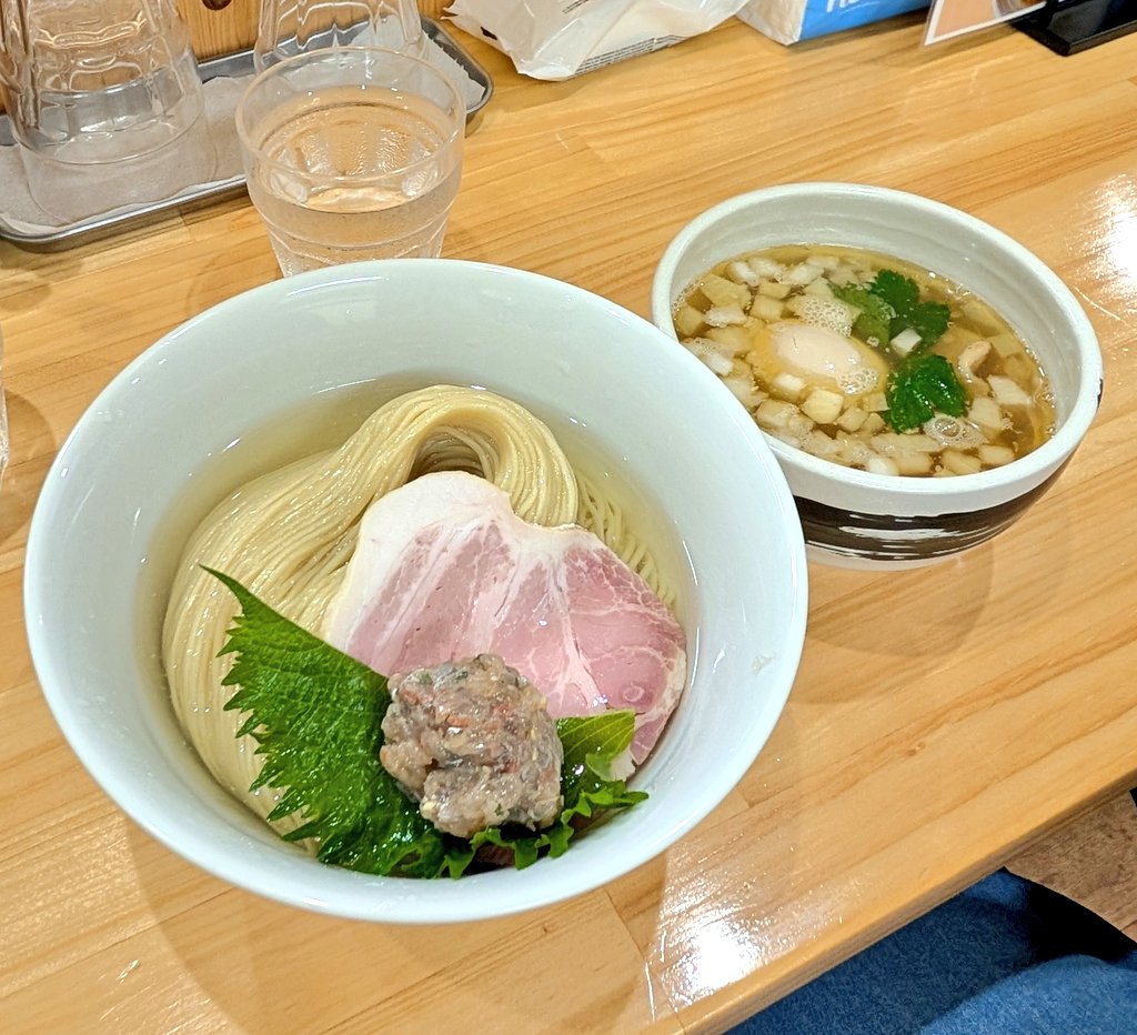 mhmii0415's tweet photo. RamenWalker限定🍜
＊あじとホタテの昆布水つけ麺
＊特製醤油ラーメン
＊黒バラ海苔tp
限定🐟️を狙って訪問✨️
鯵の香ばしい味付けに昆布水が
堪らない一杯でした😍
なめろうも美味しいし
醤油ラーメンも美味しくて最高🫶
ご馳走さまでした🎶
#NAGASHARI #ラーメン #食いしん坊と一緒 https://t.co/KMJakvC6os