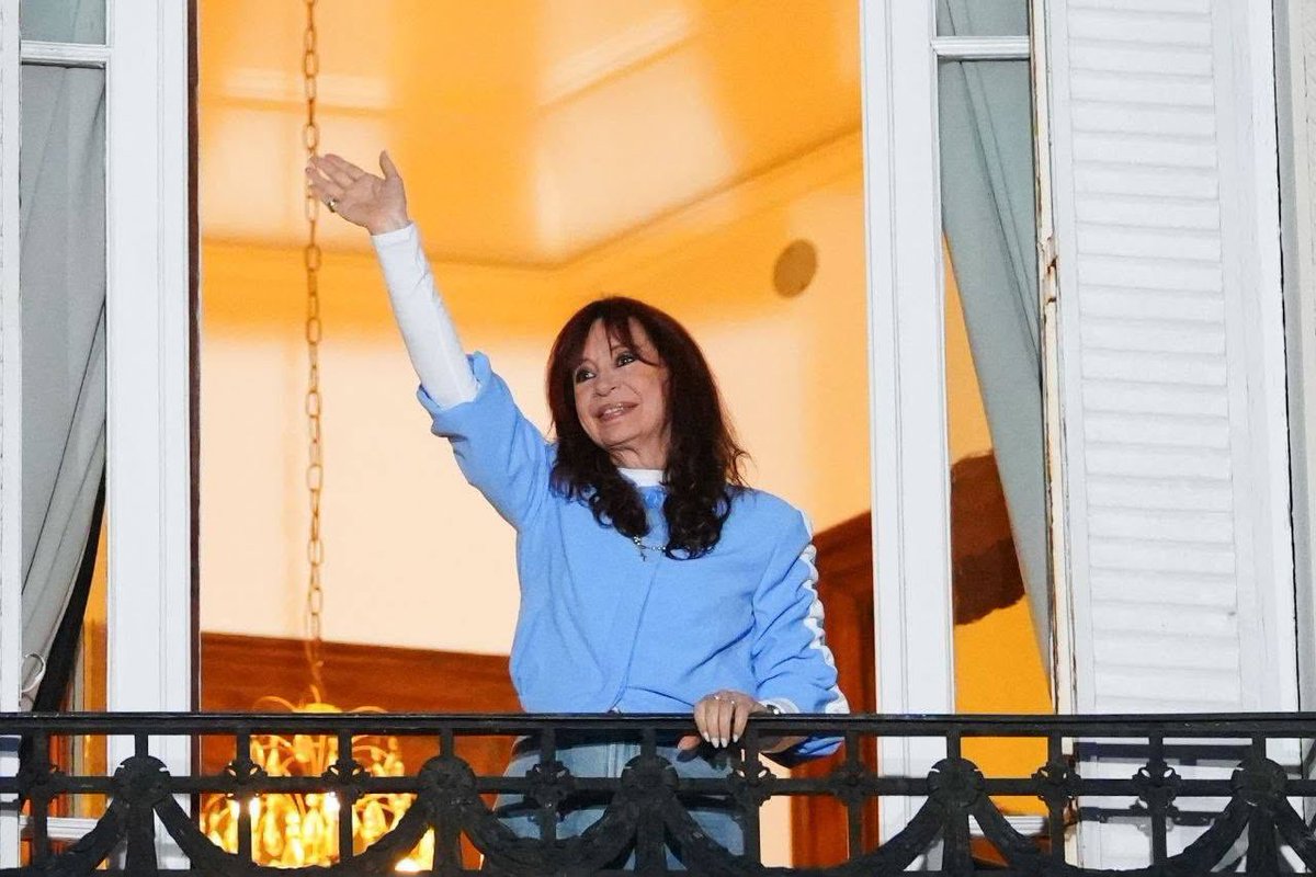 fsaintout's tweet photo. Por Argentina, por Cristina. Con Máximo Kirchner y miles de argentinas y argentinos que se movilizaron para pedir la libertad de @CFKArgentina. 

No es un capricho: es el pedido de un pueblo que quiere volver a vivir con dignidad, con trabajo y con salarios que alcancen para las cuatro comidas.

A un año de su proscripción, tenemos una patria más saqueada, más endeudada y más entregada. La persecución contra Cristina y el peronismo ha constituido el eje de ese plan sistemático.

“No aflojen, que no gane la tristeza. Seamos solidarios y, como dijo Cristina, estemos donde cada argentino y argentina necesite una mano. Esa es la tarea”. — MK