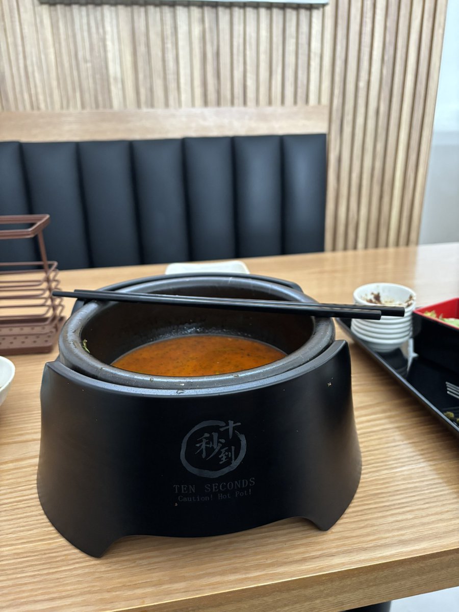 lachilachi's tweet photo. Fui a un restaurante de sopa china y el caldo viene en la taza de agua del perro 🤔😆 https://t.co/k3DrAizXgc