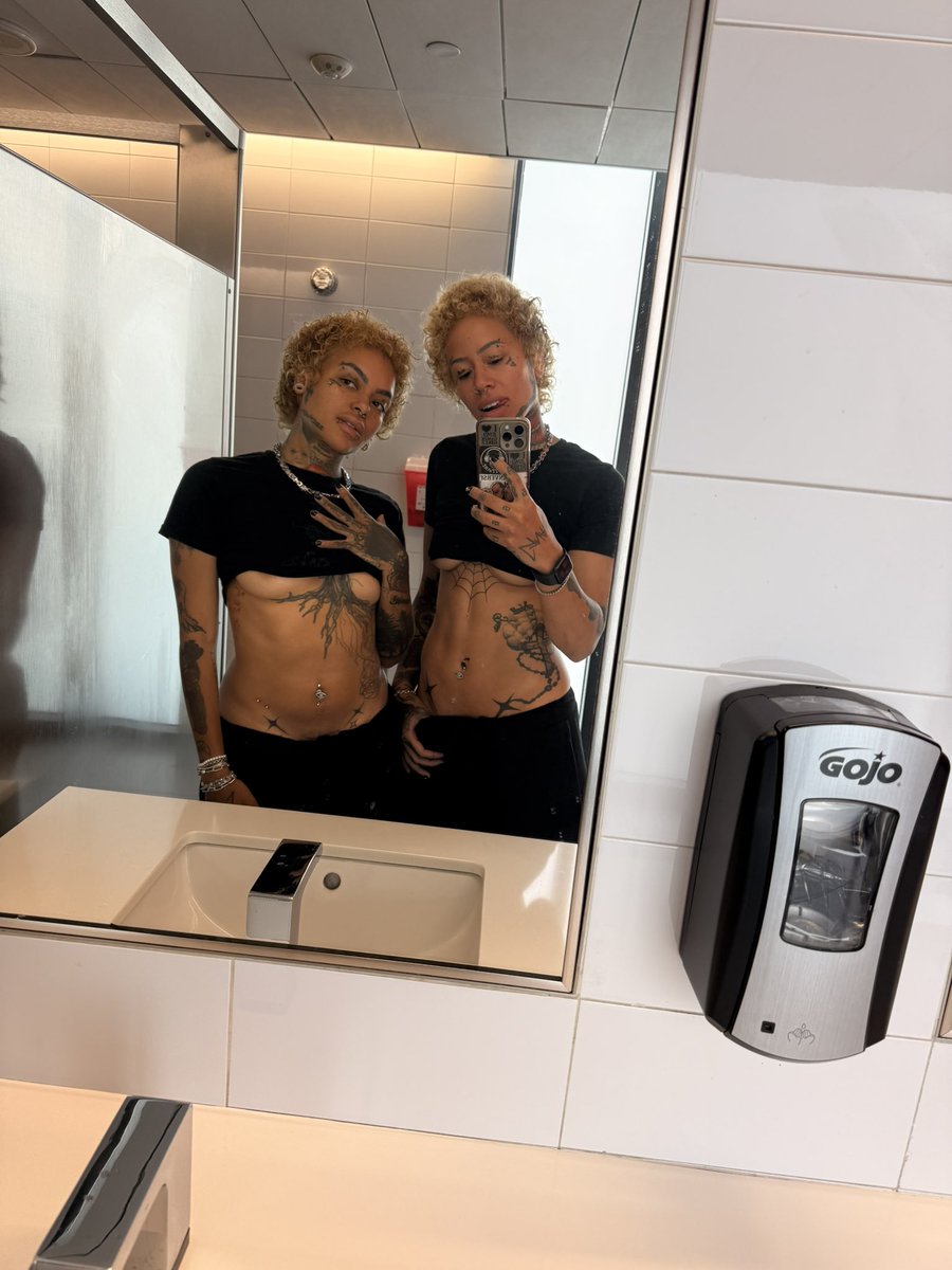 Not2Twinz's tweet photo. Snappin pics like this in a public bathroom 4 u 😌 go sub for us nowww link in bio https://t.co/zai1SdVgwU