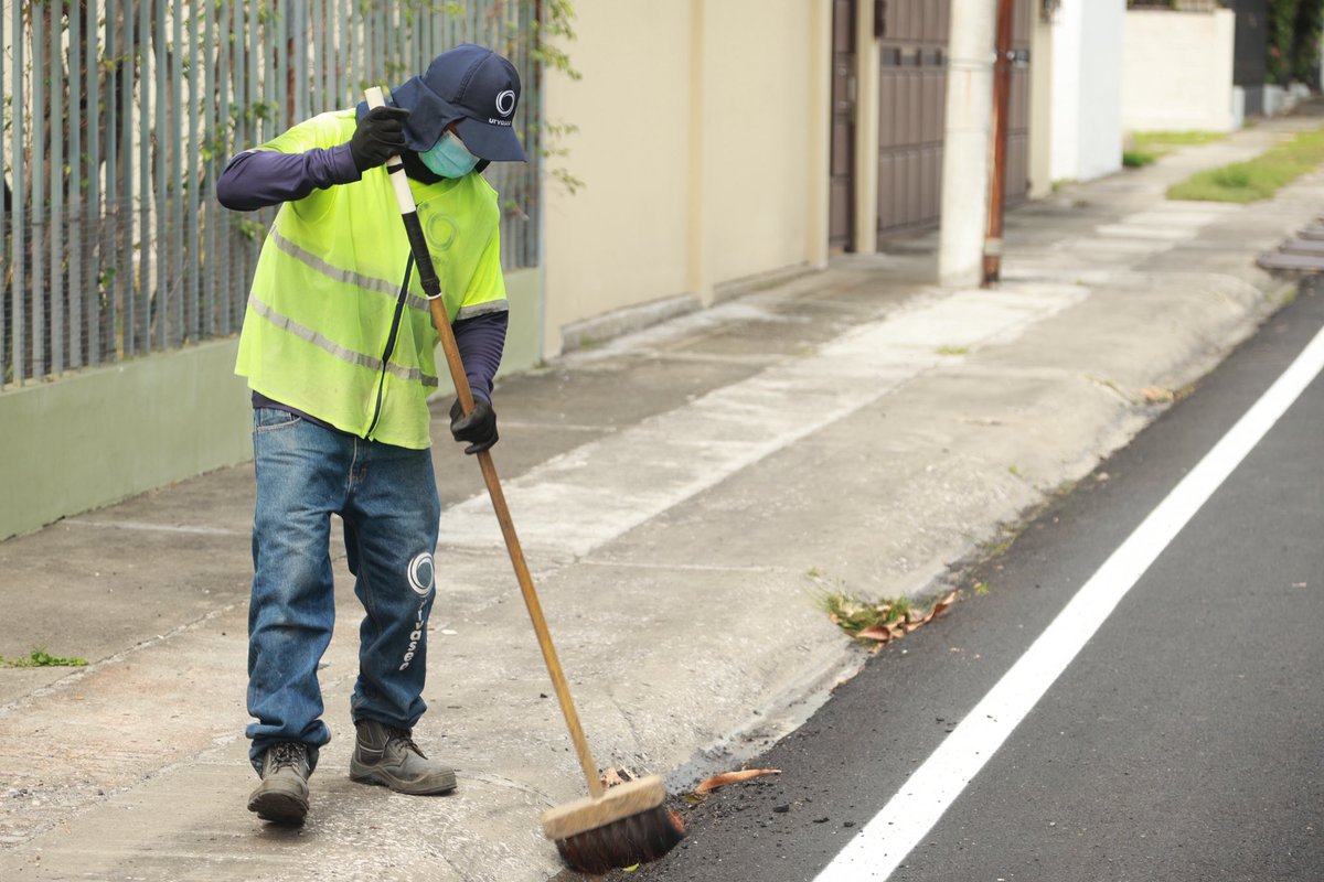 AseoGYE's tweet photo. 🧹 En Los Ceibos realizamos barrido e hidrolavado para reforzar la limpieza del sector. Además, se entregaron notificaciones por obstrucción de la vía pública, promoviendo el respeto de los espacios comunes.

#AsiSeHaceGuayaquil https://t.co/MrRa8Fj8GO