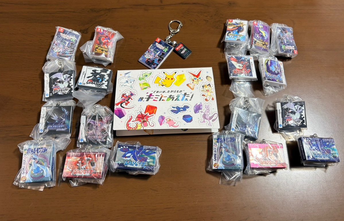 poke__wave32's tweet photo. ポケモンのパッケージキーホルダー届いたので開けた！✌🏻
色々と被ったけど夫と分けたらいい感じになった！
ルビサファうれし〜 https://t.co/bsbZ8oMhiB