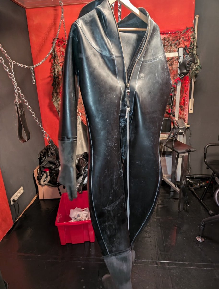 buchan48661's tweet photo. What a beauty 🖤🖤🤤🤤🤤
#heavyrubber #rubberbondage https://t.co/kjQsTcwwaM