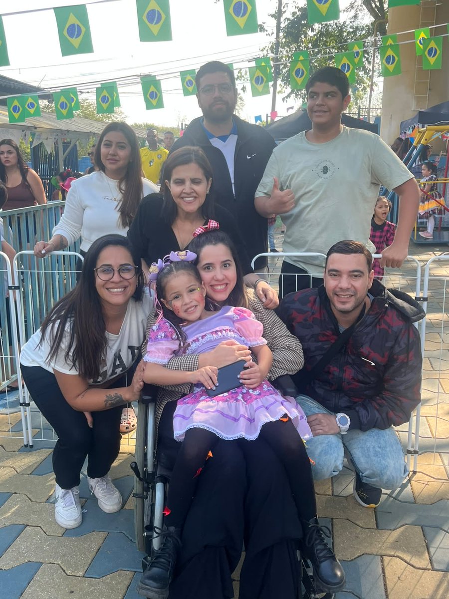 _alineefernanda's tweet photo. Dia de ver a princesa da minha vida dançar na escola https://t.co/Uct649VKBn
