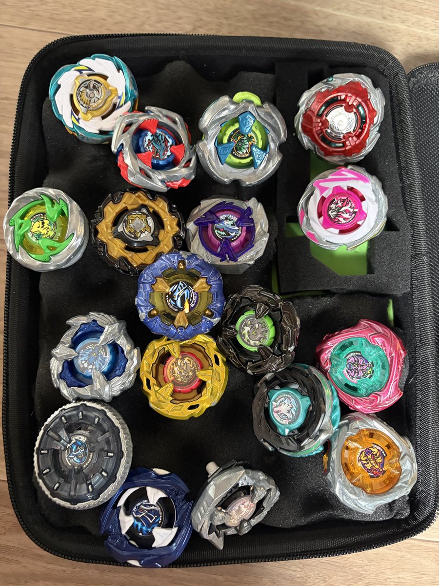 c_qpg's tweet photo. ベイブレードの収納いじったり、箸箱加工してワインダーケース作ったり(@kazuu45004501 様参照)、バトルパスにステッカー挟み込むなどして遊んだ たのしい https://t.co/hkZhEQn7nE