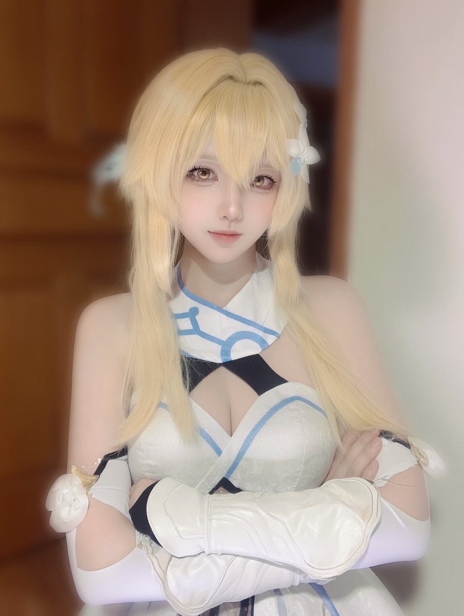 oijrgx's tweet photo. 原神cos / 蛍 https://t.co/bv2RcUBocq