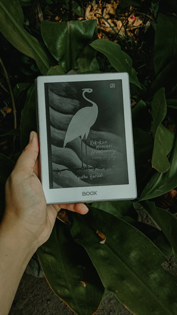 cornflovvers's tweet photo. • ‧₊˚✧ [#diwaosdeningkulo] ✧˚₊‧ •

📖 Kokokan Mencari Arumbawangi - Cyntha Hariadi 
✦ 348 hlm | Google Play Books 
»» diterbitkan oleh @bukugpu @fiksigpu 
‹𝟹 special buddy read with @kalawithpages 🪴 https://t.co/4sCXCbR9zI
