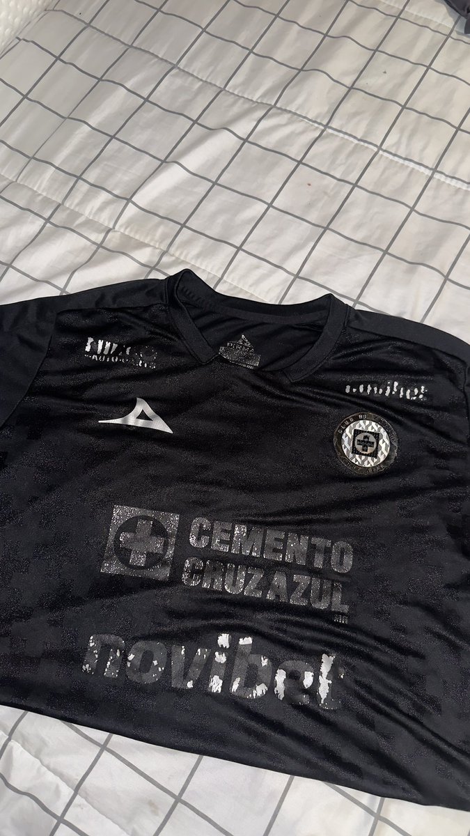alejandrogz___'s tweet photo. @CruzAzul @Pirma_Oficial Una jersey oficial no debería verse así después de tan poco uso. Los estampados ya se están desgastando y descarapelando. Por el precio que pagamos, la calidad debería ser mucho mejor. #cruzazul #lamaquina #pirmaoficial https://t.co/E0t81TxthC