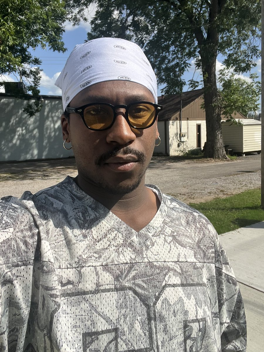 MichaelXCharles's tweet photo. Beautiful day to be black and gay af in the southern heat 🫶🏾🌈 https://t.co/iZT6OUVCYV