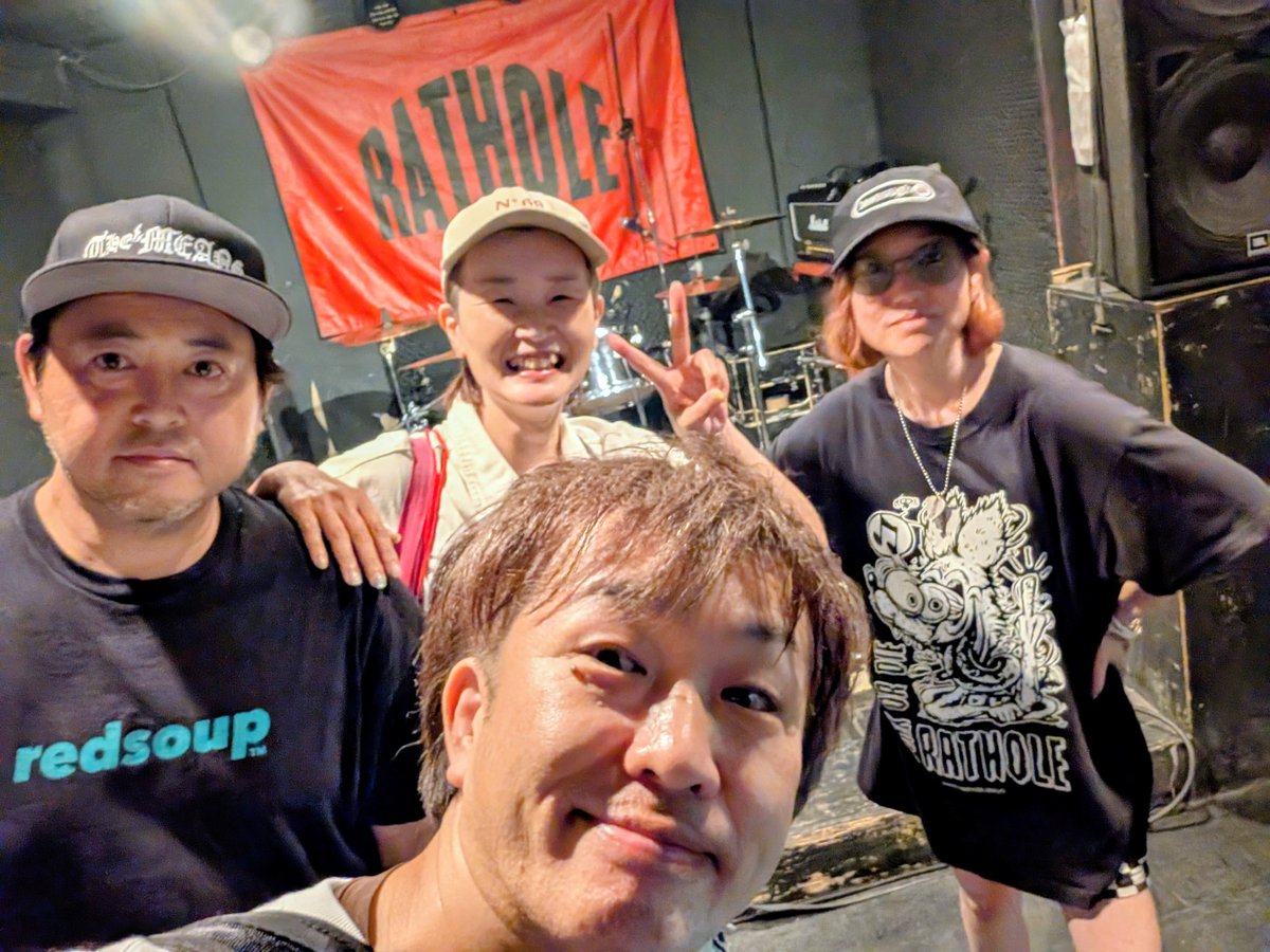 musicoasis_syn's tweet photo. 昨日は『シン・マニアック』ありがとうございました！
雨の中だし、アクシデントもあって最終的に40分位押したけど、めっちゃいいイベントができたと思います！
来てくれたみんな、出演してくれたみんな、RATHOLEのCHOPさんとまいまい、皆さんに感謝です🙏
お疲れ様でした！
#集合写真と撤収直前のCHOPさんとまいまいと 
集合写真:photo by @nmnmnm_nmnmnm_ 
#SunnyHouse202 #RotiArt #Loudia #MoundCrash #PADOLEX  #still18 
#6月20日  #シンマニアック #ライブイベント