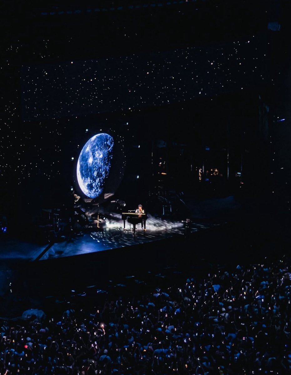 BrunoMarsAccess's tweet photo. TOURING FORCE! Stade de France confirmou 82 MIL pessoas na segunda noite da The Romantic Tour em Paris. 🌹✨ https://t.co/NGUvi8TsQb