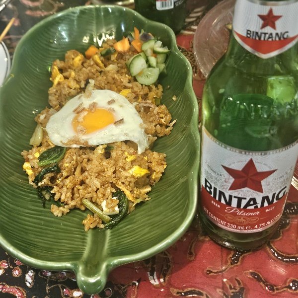 charinco12's tweet photo. 孤独のグルメでとりあげられたお店ということで混んでたけど、インドネシア料理ってやっぱり好きだわ～。蒸し暑いこの時期にぴったりでビールがすすみすぎる！とても好みのおいしさだった😋お店の方も感じ良いし♪ #CABE #チャベ https://t.co/ZmnlRenjg9