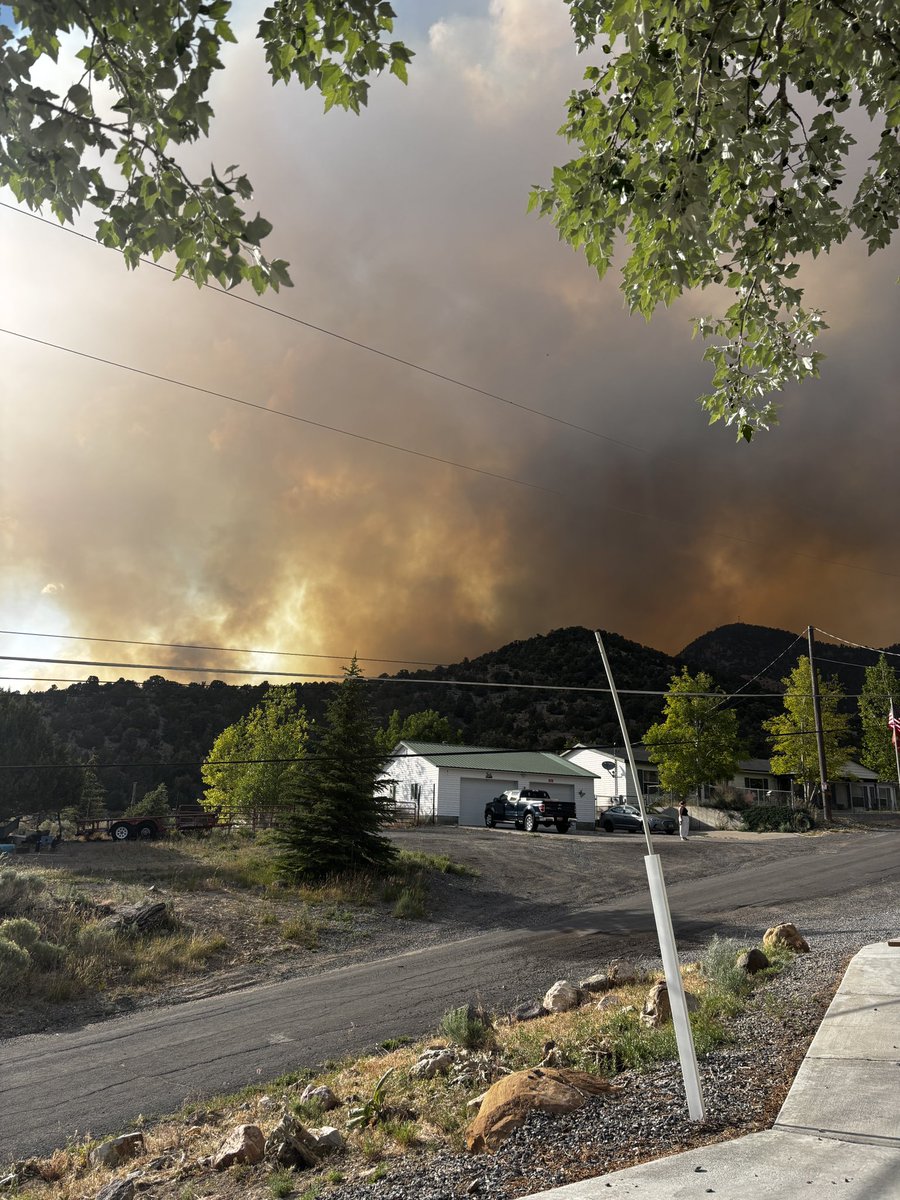 itsleslieduarte's tweet photo. Pictures of people  evacuating. #IRONFIRE Evacuations are underway for the ranches north of Eureka. The fire is 2 miles away from the town and remains in READY status. Helicopters are grounded. @KUTV2News https://t.co/4IUWMCJGf8