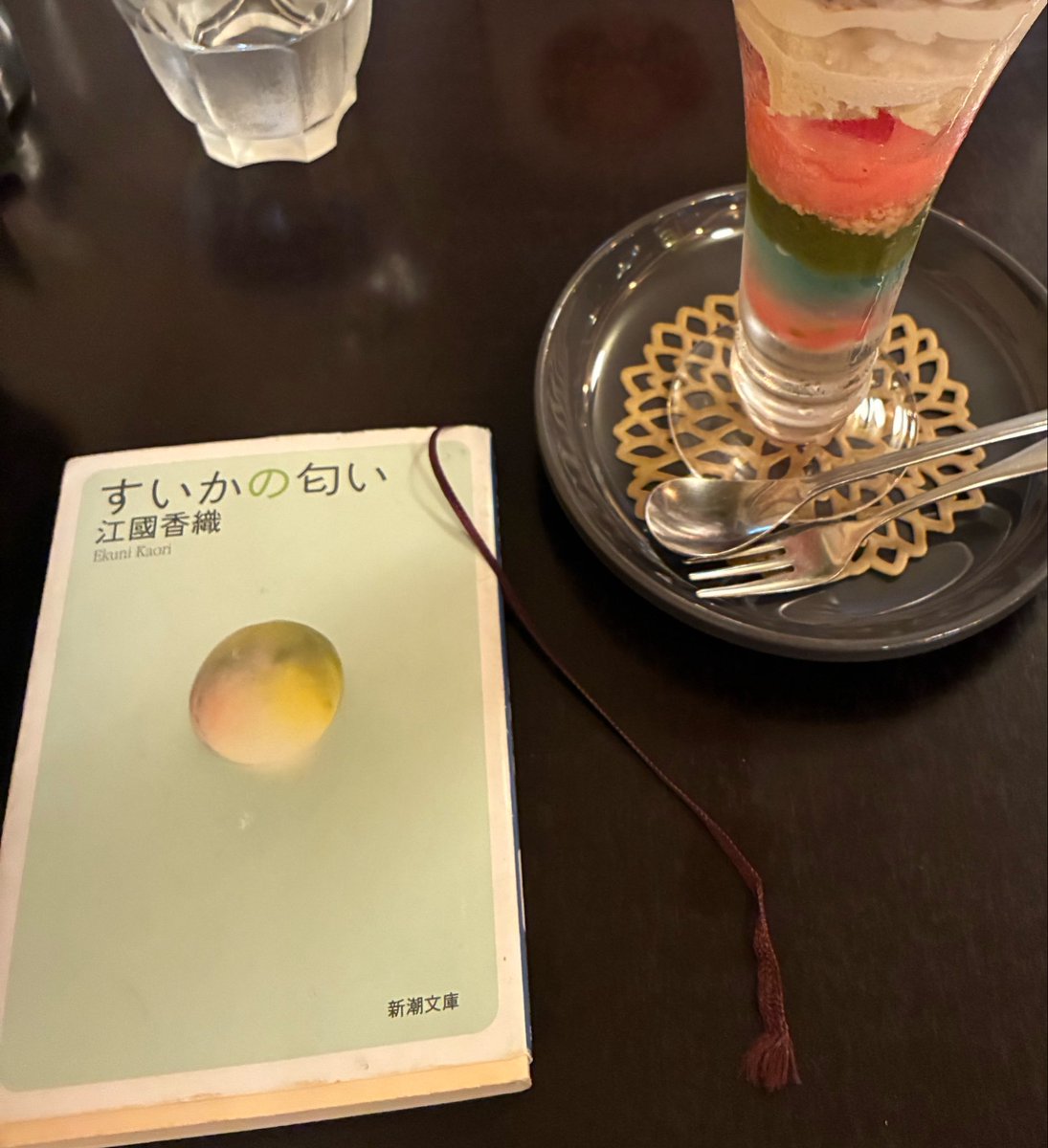 _mangata_____'s tweet photo. 初クーポラ⟡.꙳
パフェに合わせて本を選ぶのにはまっています🍉 https://t.co/YVsYiLlU68