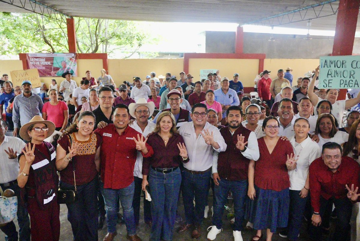 AaronEnrGar's tweet photo. En Camarón de Tejeda, Veracruz, informamos al pueblo sobre las mentiras de la derecha para desestabilizar nuestro país. El pueblo no las cree, el pueblo está informado. Un gusto ser participe de la voluntad y el apoyo popular. https://t.co/ErrbaAzxfg