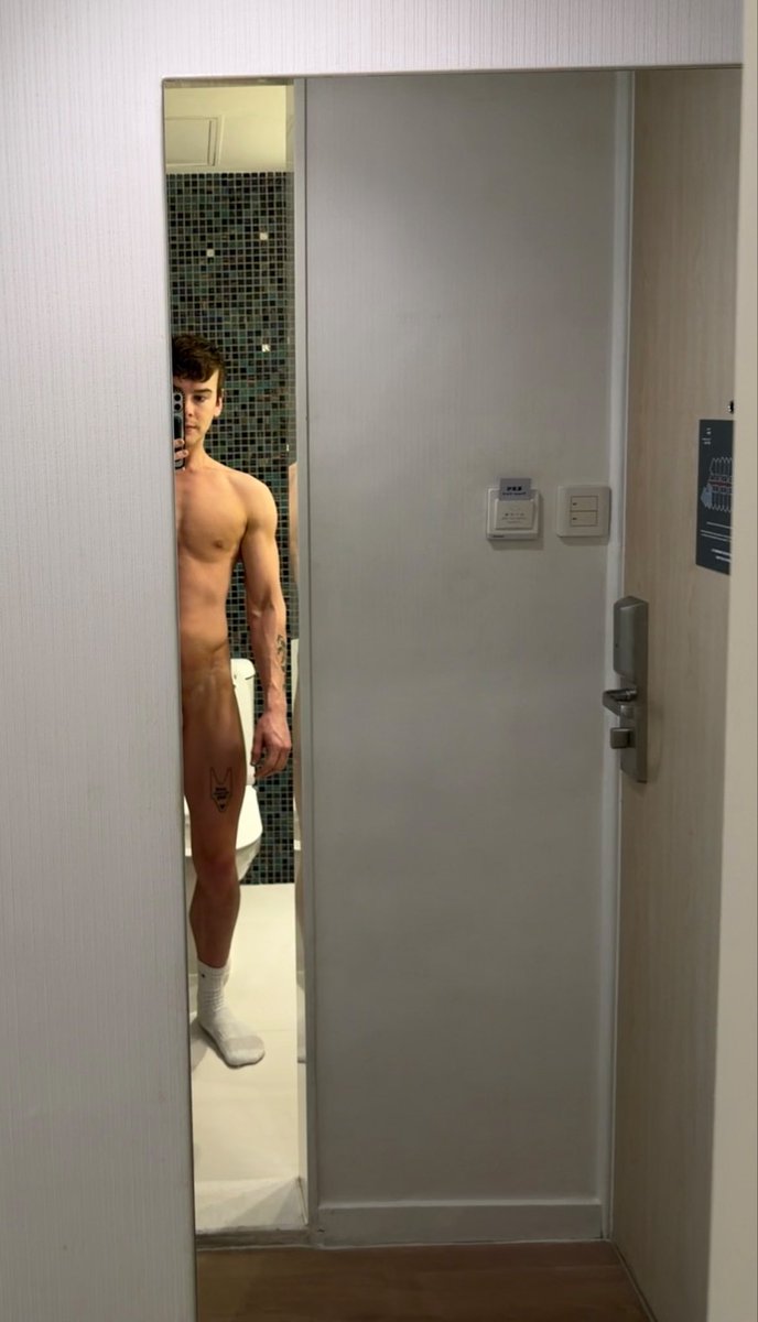 mattymusgraves's tweet photo. unfortunate mirror placement https://t.co/9Ofg9wd2Jz