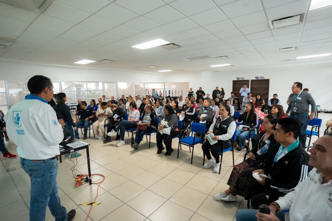 GabrielDuranOr2's tweet photo. Hoy participé en la jornada de #MiBarrioHabla en la colonia Desarrollo El Potrero, un lugar donde por décadas ha quedado inconclusa  la regularización del 100% de los predios en virtud del error que se dio en el decreto de expropiación. 🗣️❌
Estaré pendiente del proceso!! https://t.co/ho1iTLkuXh
