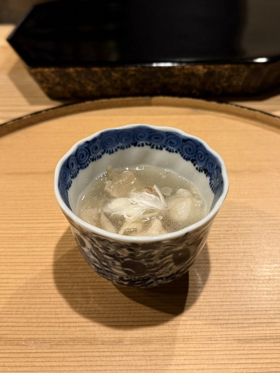 watalog31's tweet photo. 【炭火焼肉 ほるもん ステーキ 中田悠一】焼肉、高崎

何度も伺わせていただいている中田悠一さん。他県のグルメな友人がこぞって一度行きたい、と評判も広まってきている。

塩煮込みに始まり、レバーコンフィ、タン、中トロ赤身の食べ比べとユッケ丼、サガリ、カツ、すき焼きと進む。ポーションは決して大きくないが肉質は流石の一言。〆に温かい麺とメロンで一通りとなる。

今回はビールや焼酎ソーダ割などを注文。価格帯の高めのブルゴーニュなどのワインも揃えがある。

ご本人は野球競合校の出身。野球経験者はそちらの話題でも盛り上がってしまう。

一番弟子さんが近隣で近々もつ焼き屋をオープン予定。こちらもその仕入れ、焼き技術で期待大。