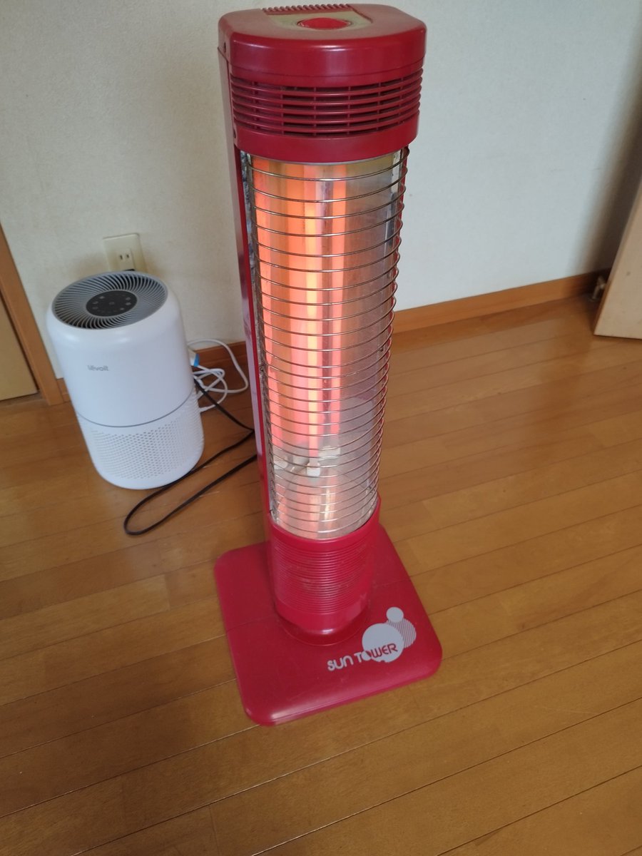 kanade1516's tweet photo. 実家、寒すぎてストーブ焚かれた https://t.co/fTgwKacQON
