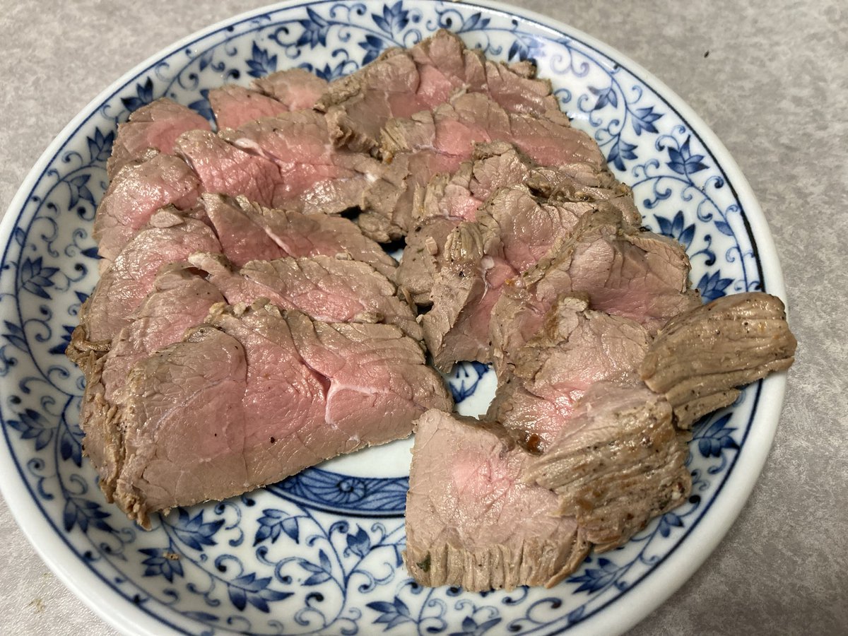 kitamoo_wolf's tweet photo. 昨日作っておいたローストビーフをカット🥩焼いた後にお湯に浸けるやり方で作ってみたけどイイ感じの仕上がりに！たたきとは異なる食感でこれも美味しい😋 https://t.co/376YLtuOoT