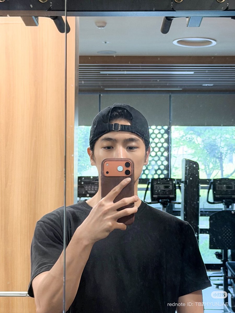 nottbzjae's tweet photo. stuffy hat 🙄 https://t.co/9POsiwb5JU