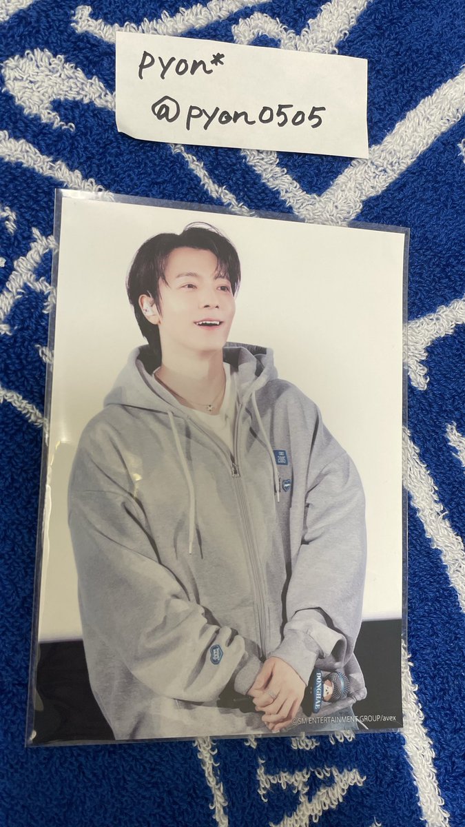 pyon0505's tweet photo. @B_Silver_Hyun 検索よりお声がけ失礼いたします。
当方所持の画像のドンヘ（サインなし）とご提示のリョウク🦒（サインあり）の交換は可能でしょうか？ https://t.co/W1xRynZTnP